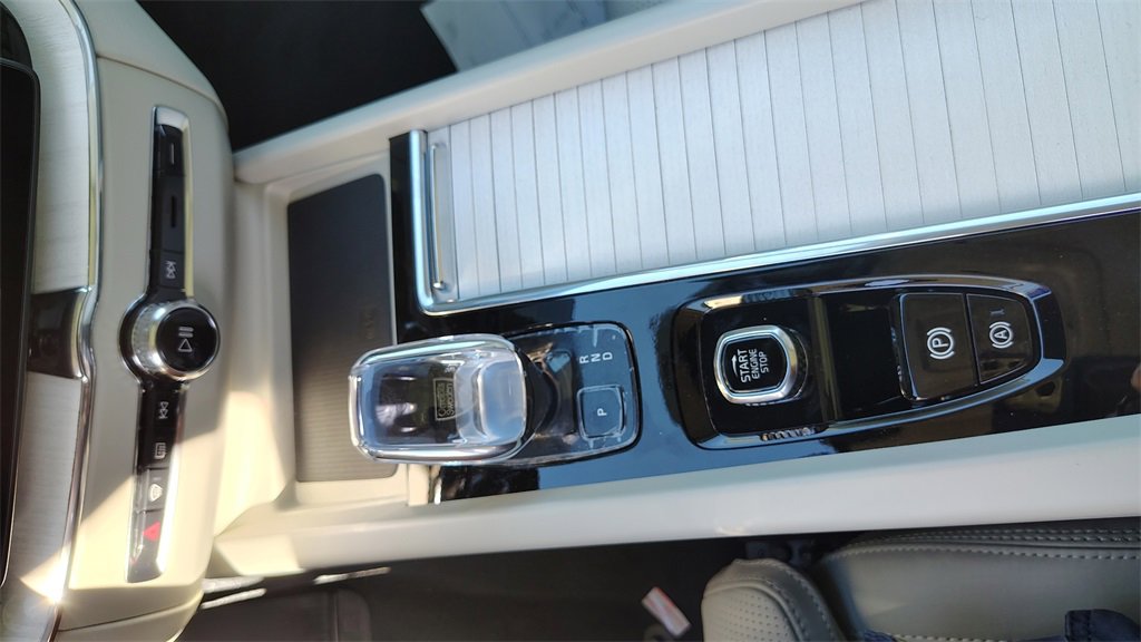 Used 2026 Volvo XC60 B5 Ultra w/ Climate Package PRO image 22