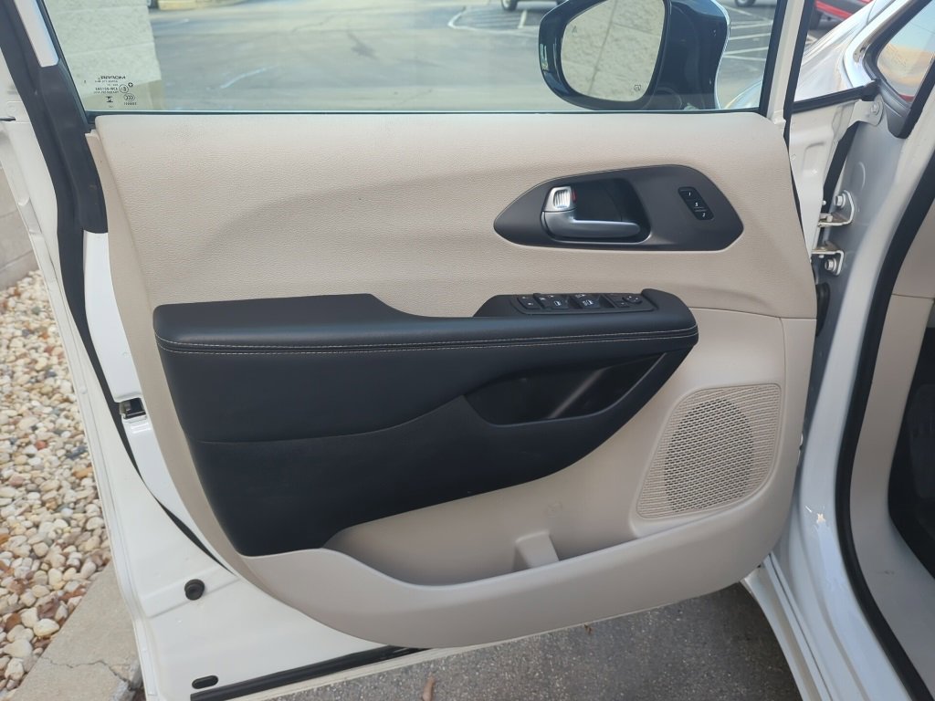 Used 2024 Chrysler Pacifica Touring-L image 10