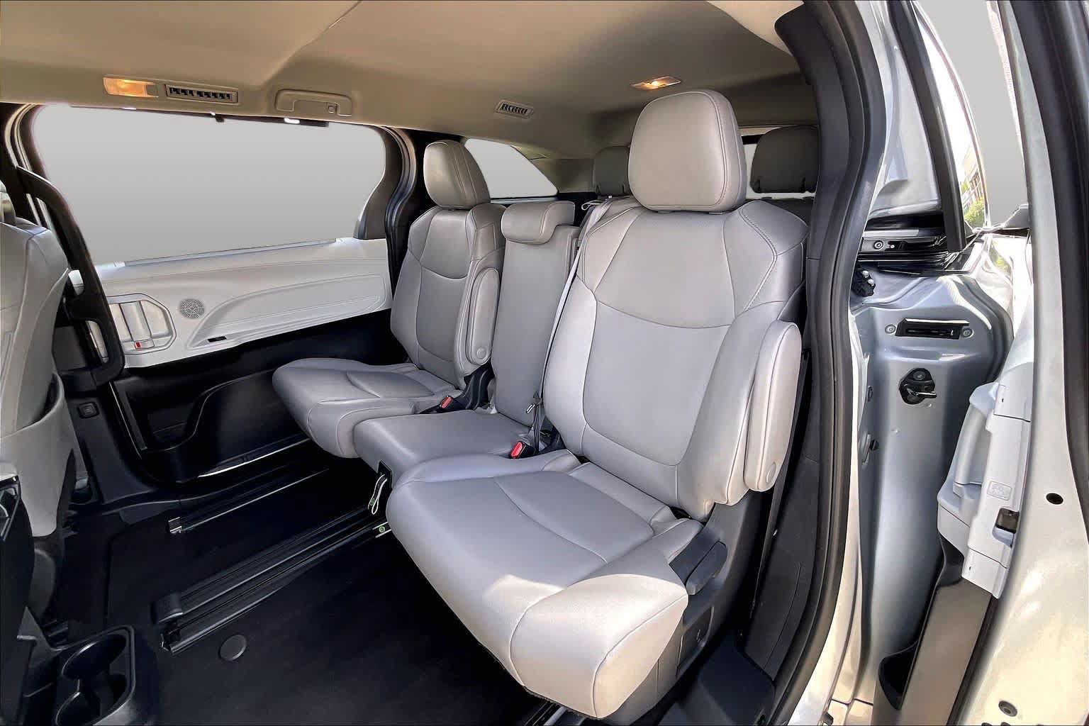 Used 2025 Toyota Sienna XLE FWD image 18
