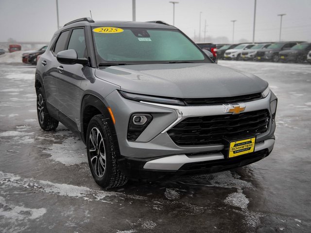 Used 2025 Chevrolet TrailBlazer LT image 3
