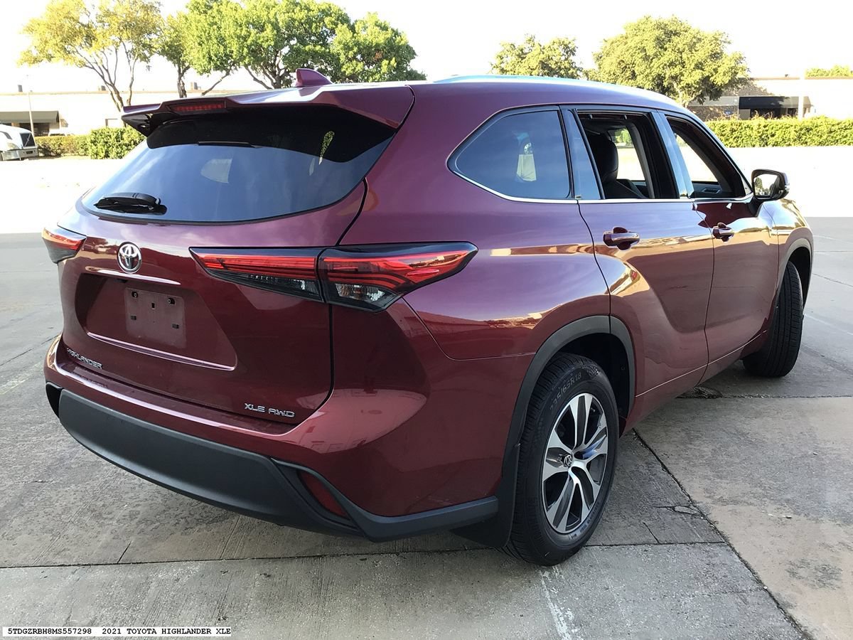 Used 2021 Toyota Highlander XLE AWD/4WD image 5