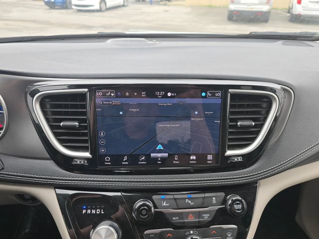 Used 2024 Chrysler Pacifica Select image 15