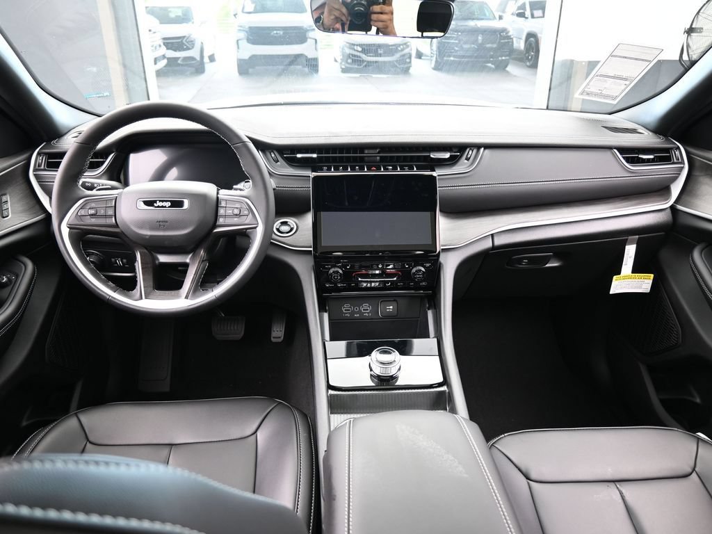 Used 2025 Jeep Grand Cherokee L Limited RWD image 31