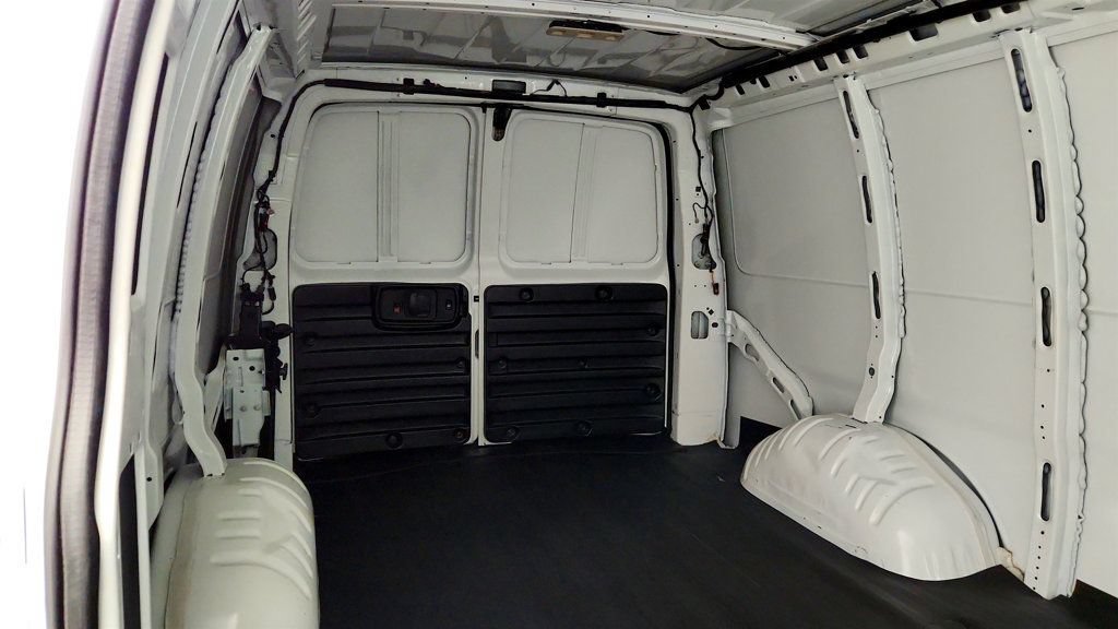Used 2025 GMC Savana 3500 Extended RWD image 25