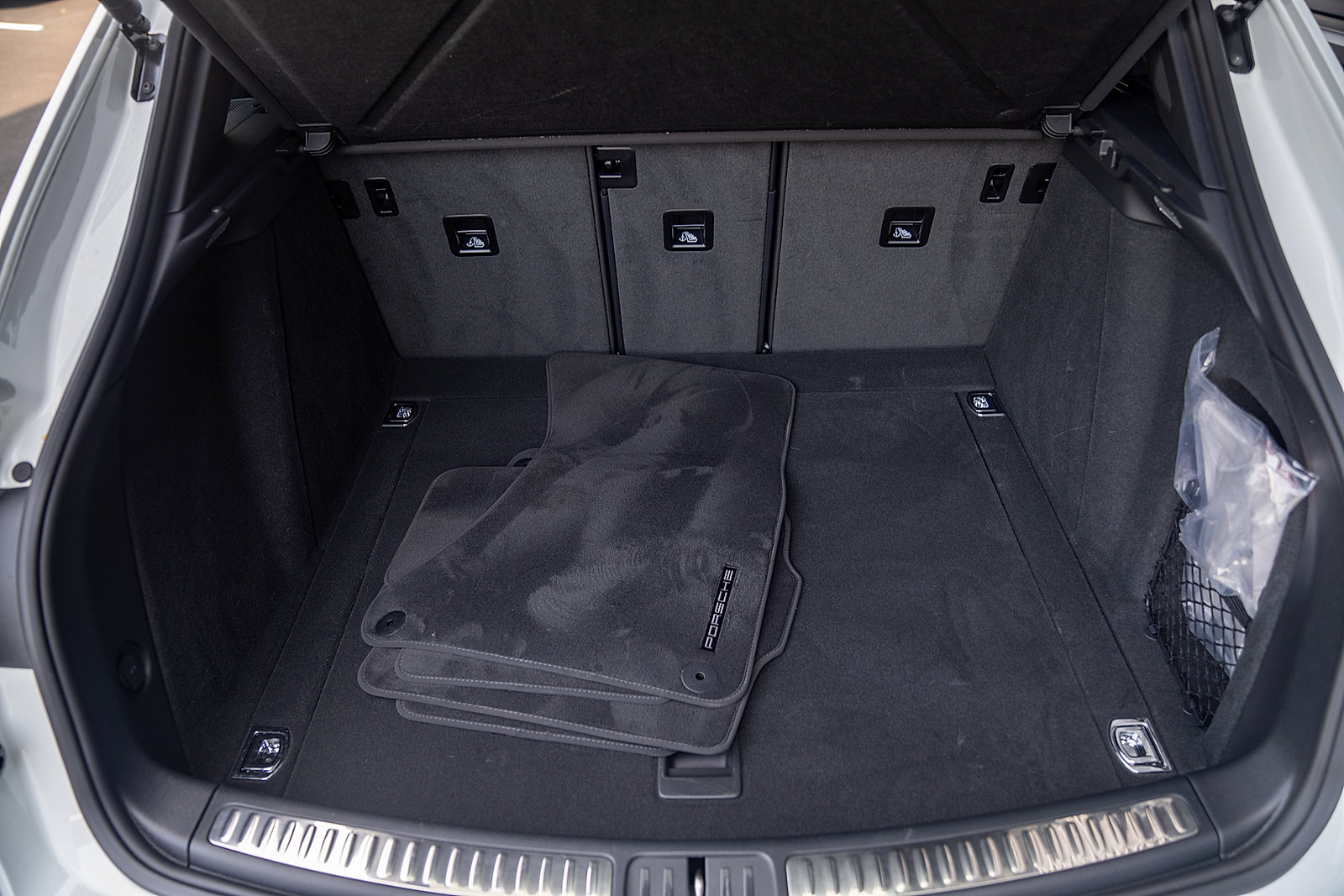 Certified 2025 Porsche Macan AWD/4WD image 21