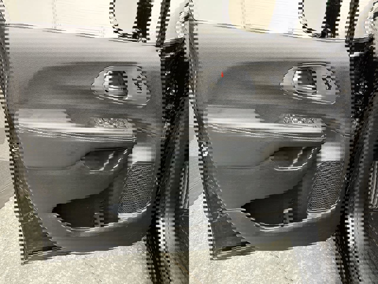 Used 2025 Chrysler Pacifica Select image 6