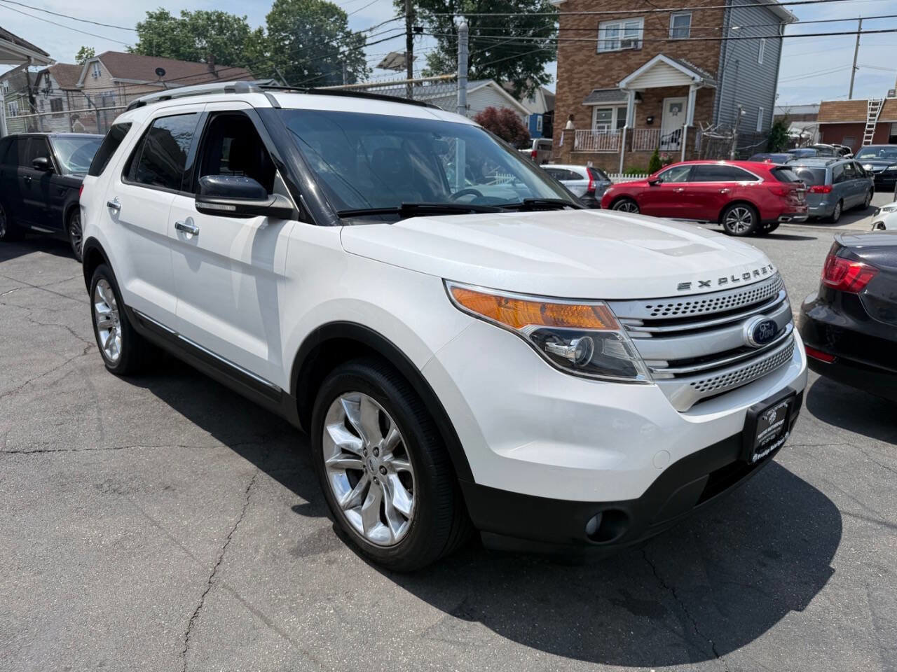 Used 2014 Ford Explorer XLT w/ Equipment Group 202A AWD/4WD image 9
