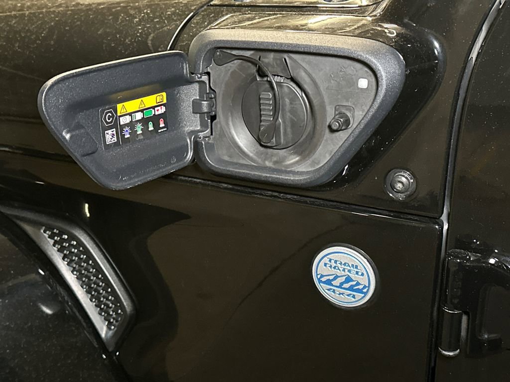 Used 2022 Jeep Wrangler Unlimited Sahara w/ Cold Weather Group AWD/4WD image 15