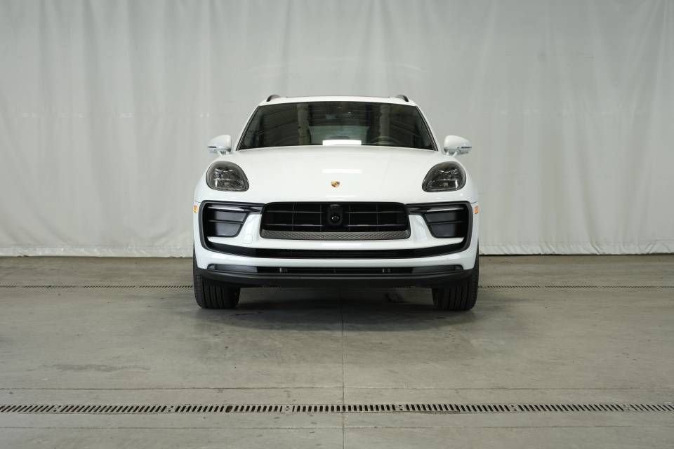 Certified 2025 Porsche Macan AWD/4WD image 10
