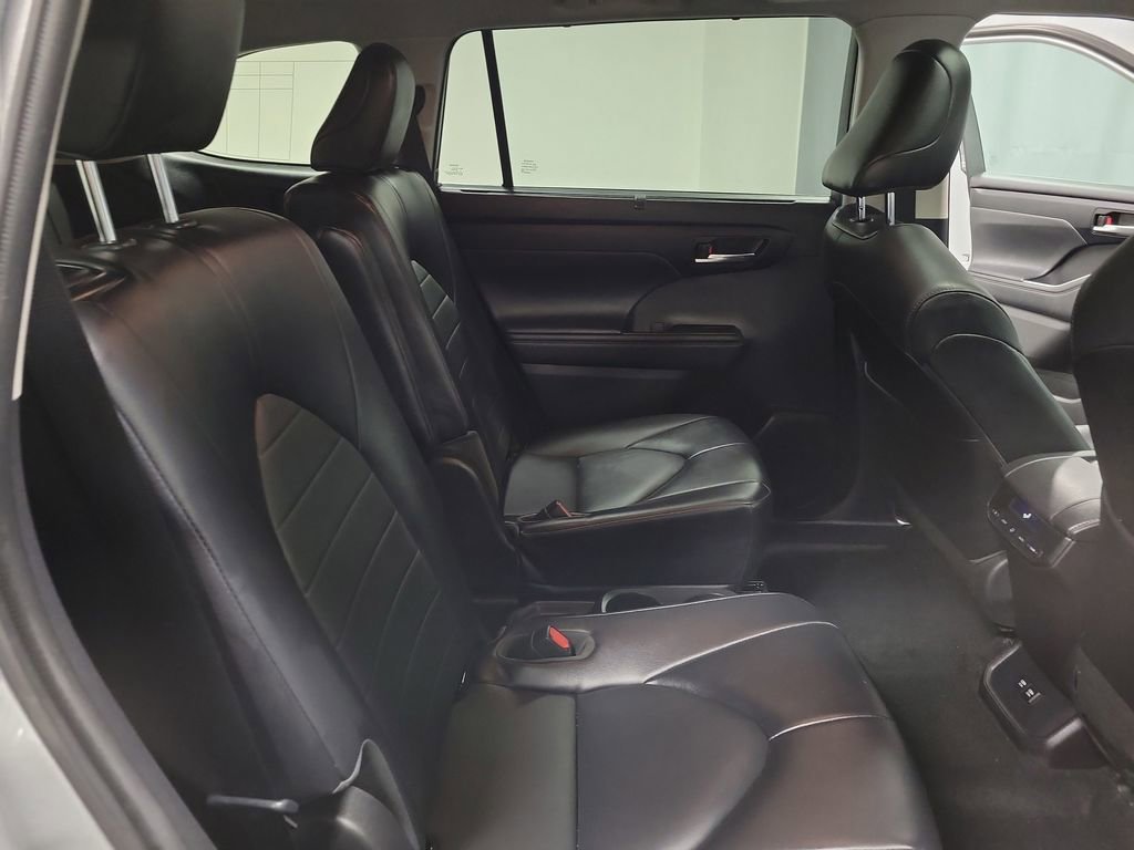 Used 2021 Toyota Highlander XLE image 22