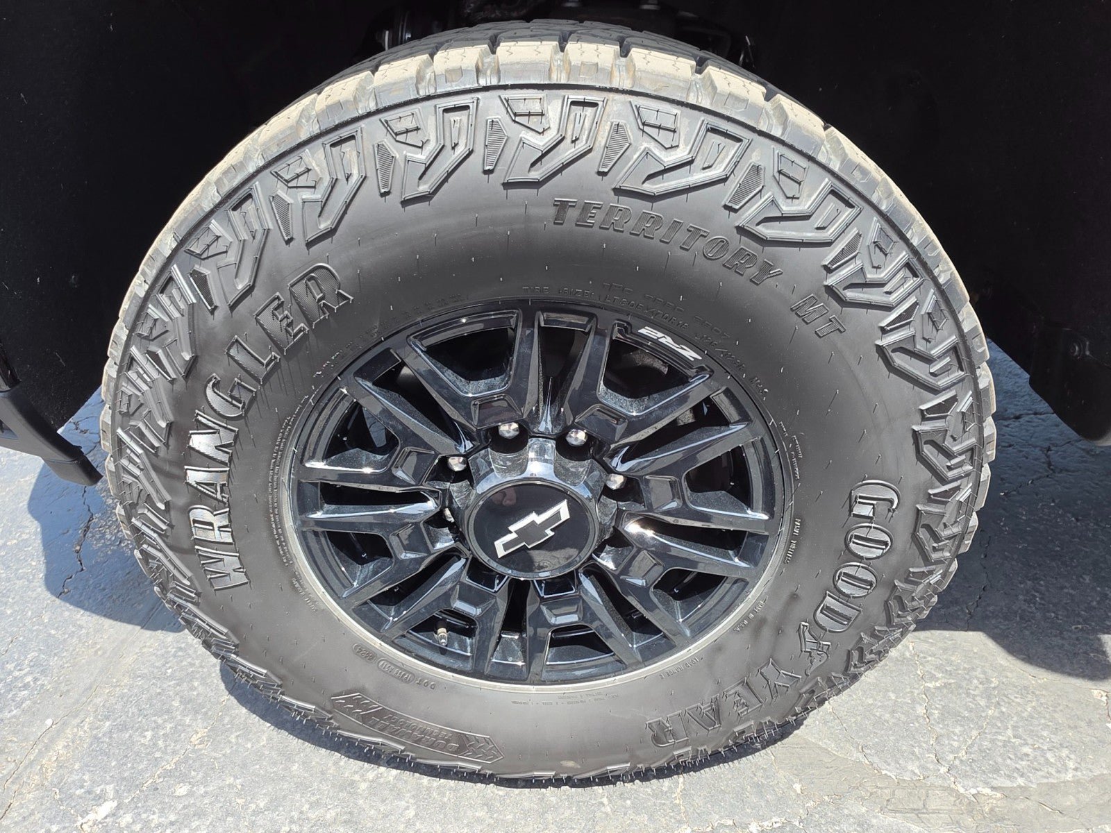 Used 2025 Chevrolet Silverado 2500 ZR2 w/ Technology Package AWD/4WD image 12