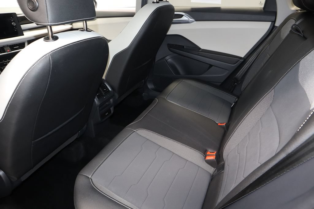 Used 2025 Volkswagen Taos SE FWD image 21