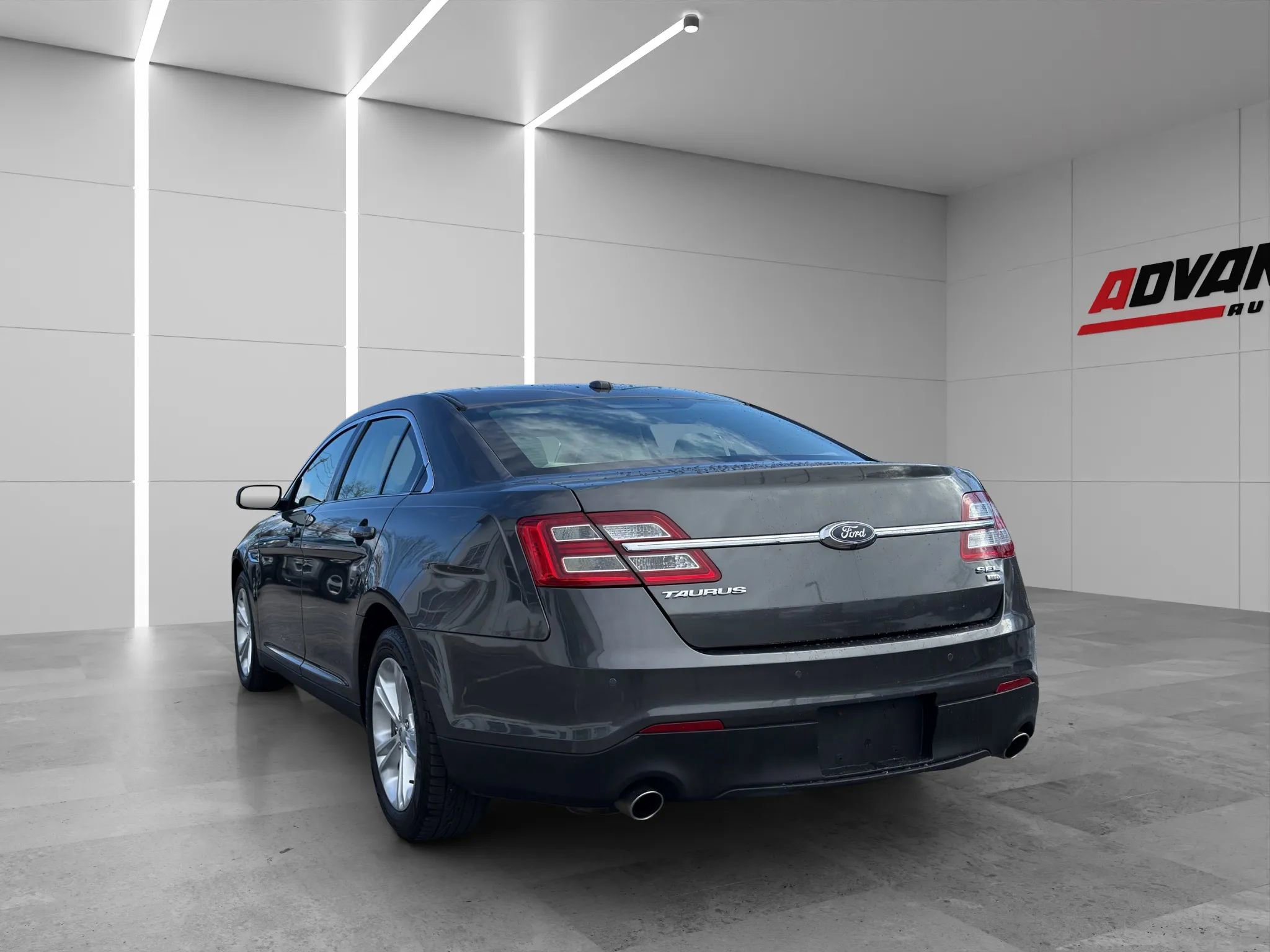 Used 2018 Ford Taurus SEL image 4