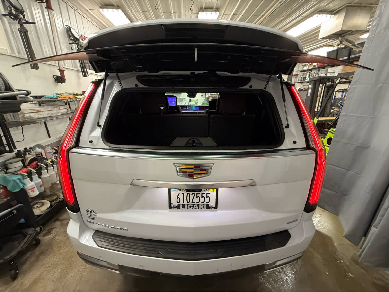 Used 2026 Cadillac Escalade Luxury w/ LPO, Floor Liner Package AWD/4WD image 33