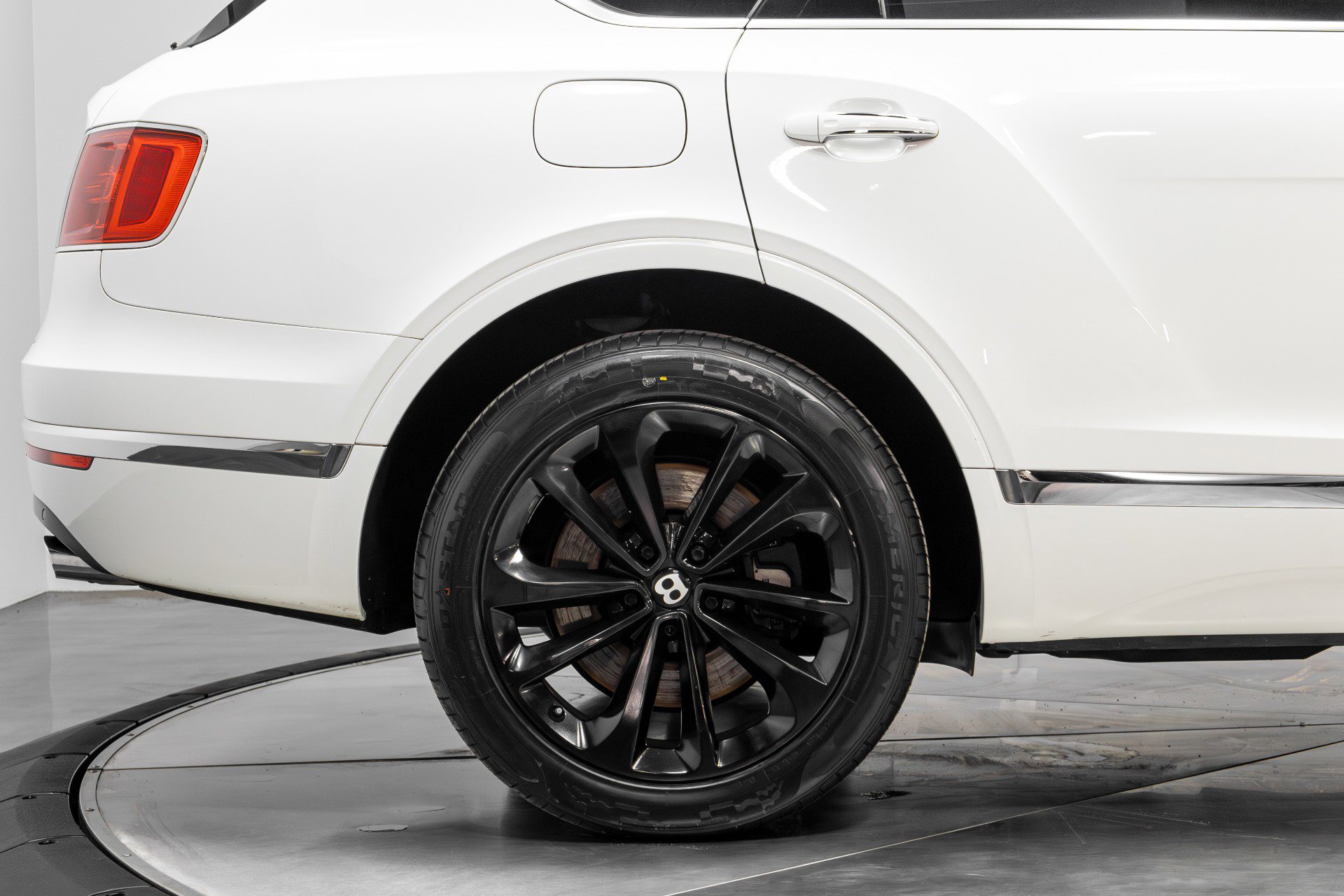 Used 2019 Bentley Bentayga image 17