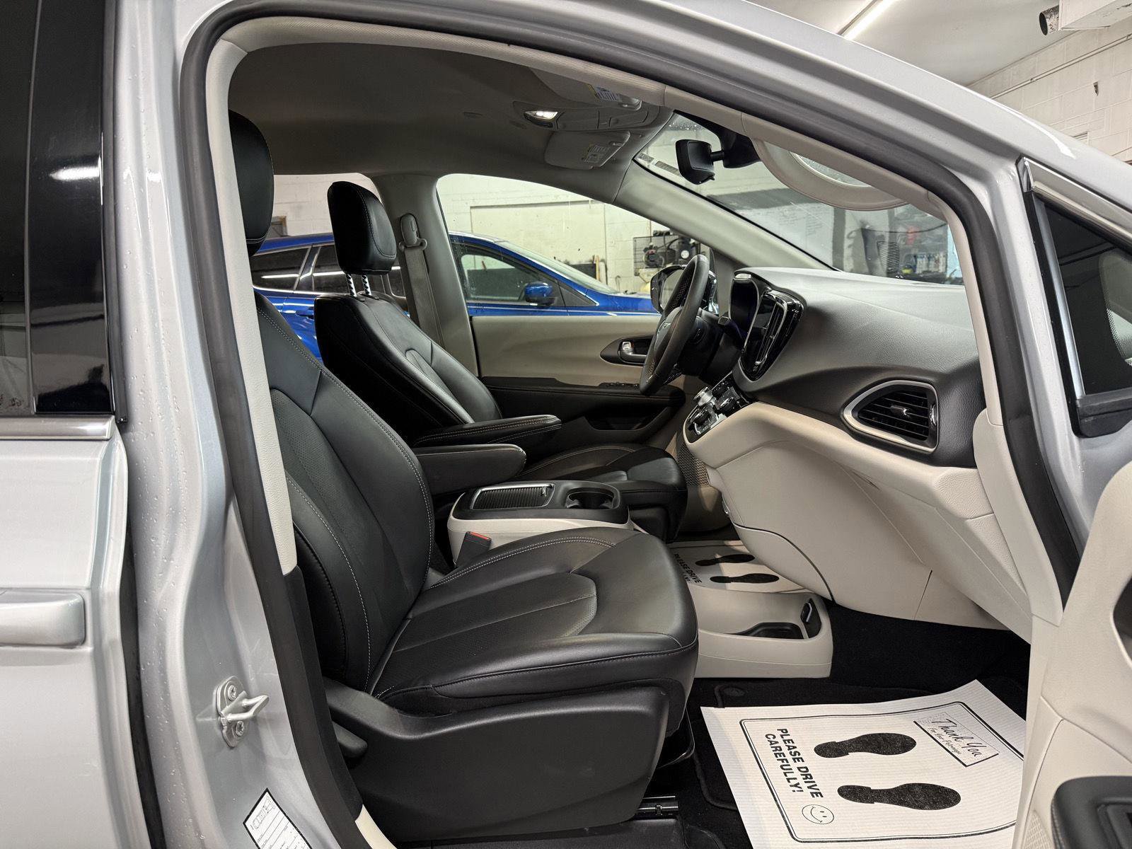 Used 2024 Chrysler Pacifica Touring-L image 24