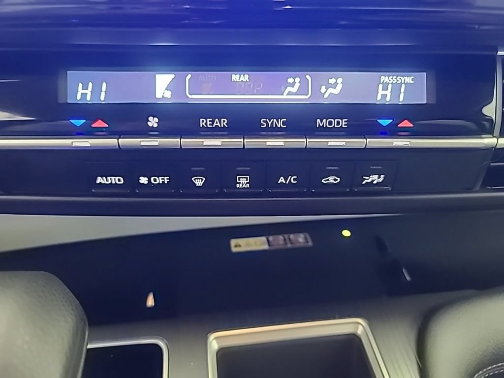 Used 2025 Toyota Sienna LE FWD image 38
