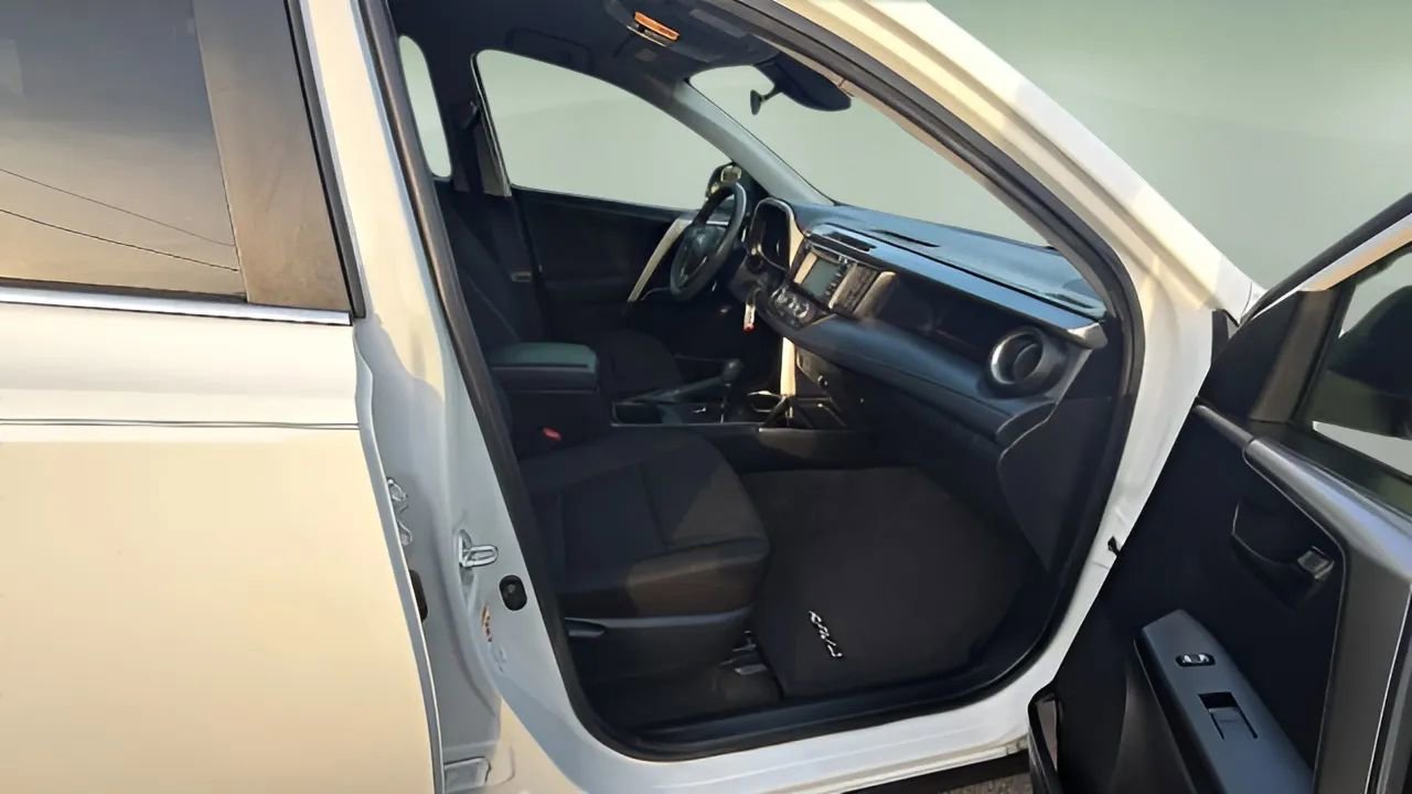 Used 2018 Toyota RAV4 LE image 11