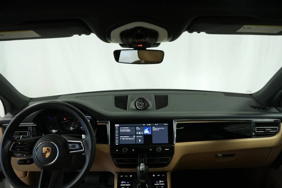Certified 2025 Porsche Macan AWD/4WD image 16