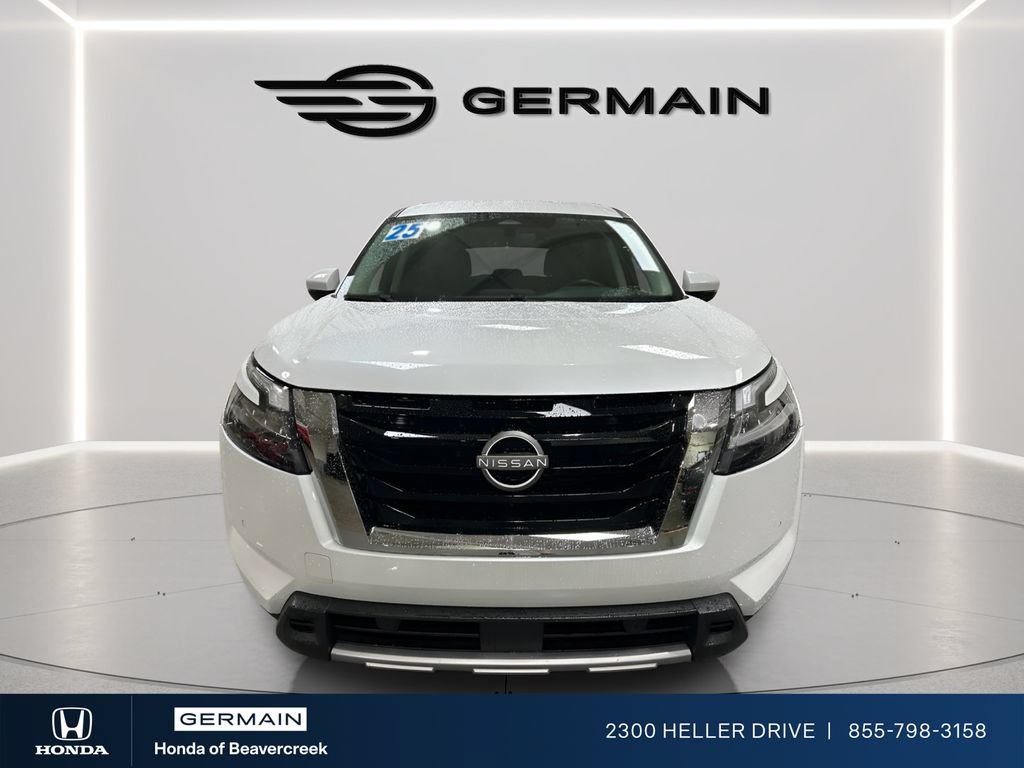 Used 2025 Nissan Pathfinder SL FWD image 3