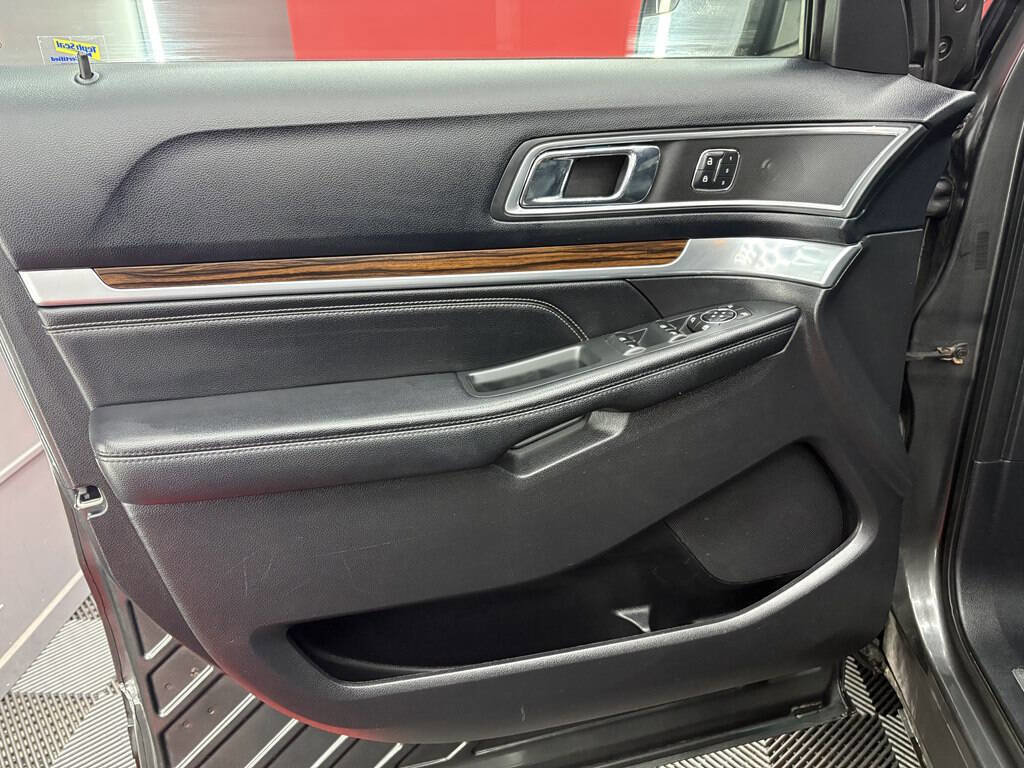 Used 2016 Ford Explorer Limited image 7
