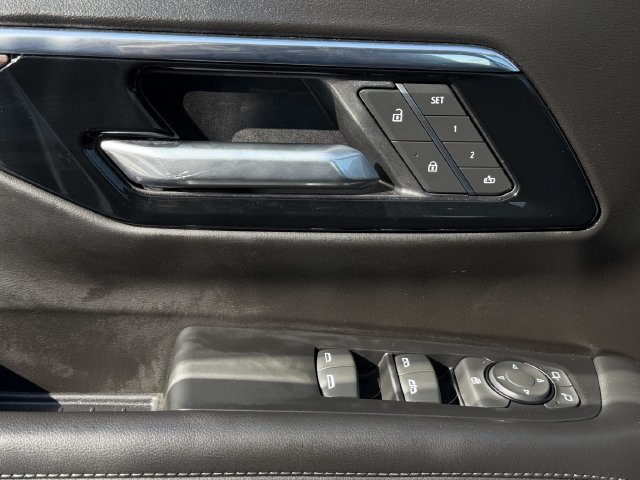 Used 2025 Chevrolet Suburban LT RWD image 22