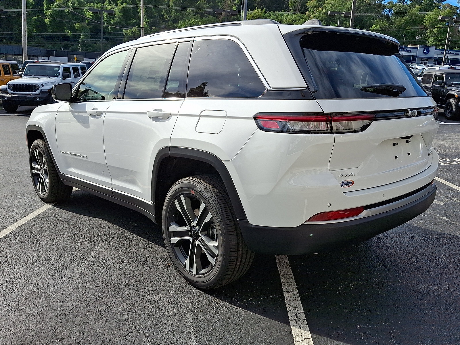 New 2027 Jeep Grand Cherokee Limited AWD/4WD image 4