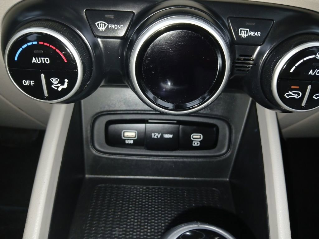 Used 2023 Hyundai Venue SEL image 19