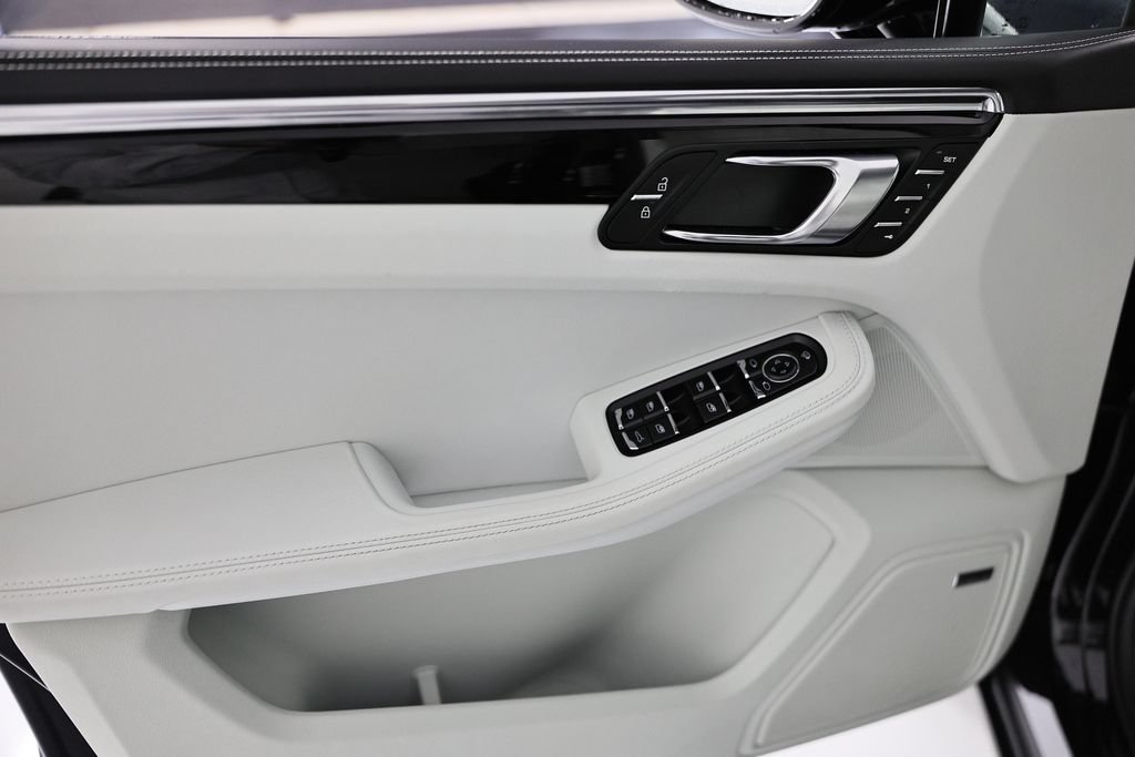 Certified 2026 Porsche Macan AWD/4WD image 18