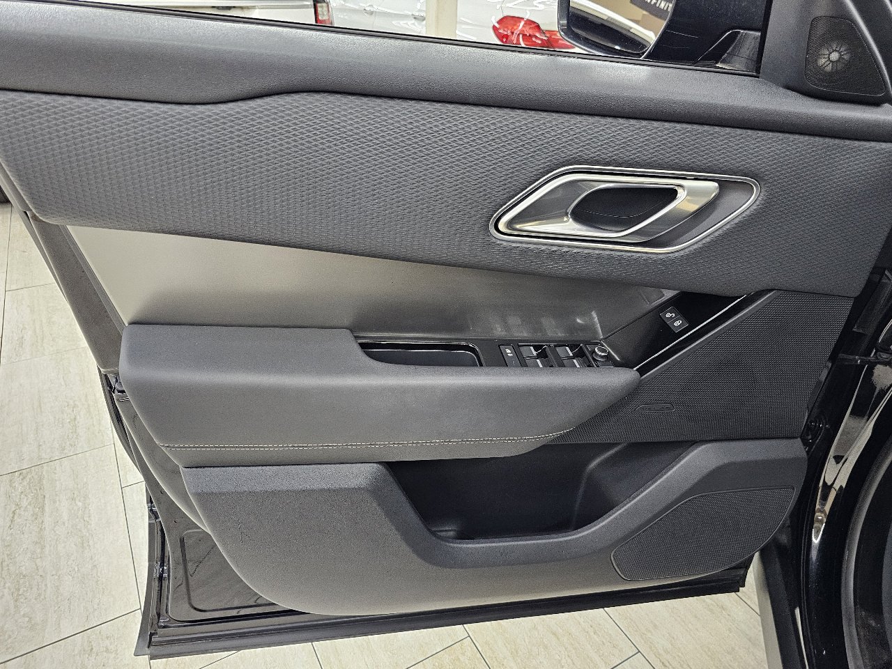 Used 2018 Land Rover Range Rover Velar image 36