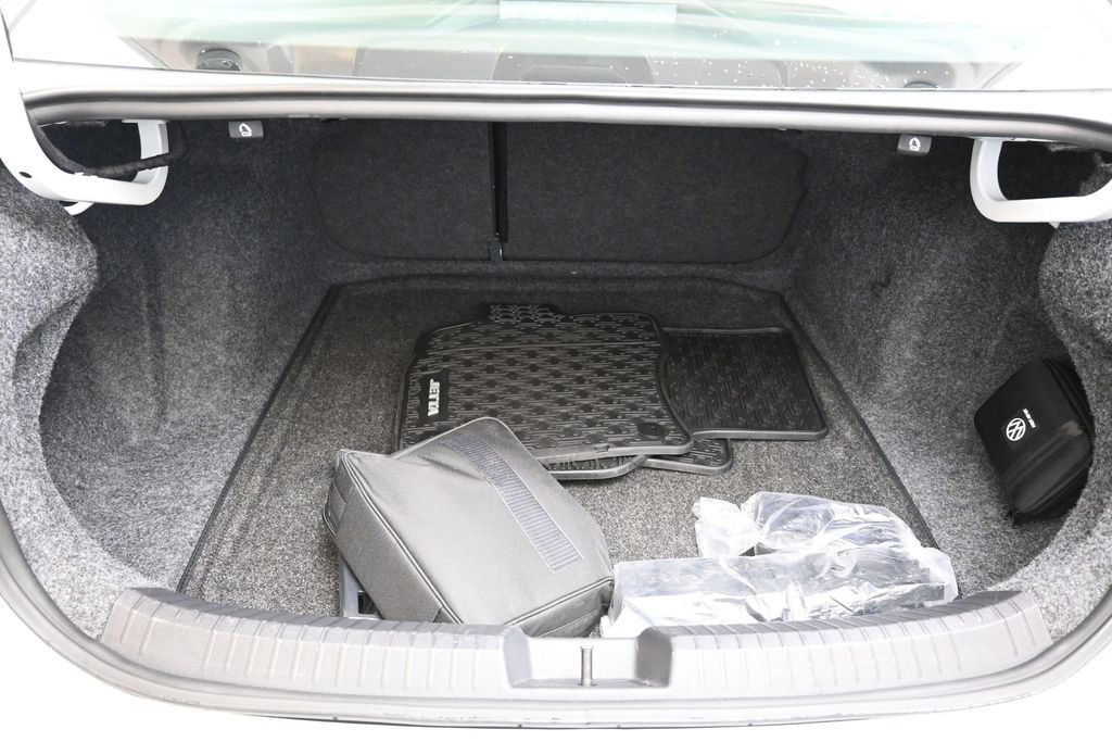 Used 2023 Volkswagen Jetta SE w/ Panoramic Sunroof Package FWD image 19