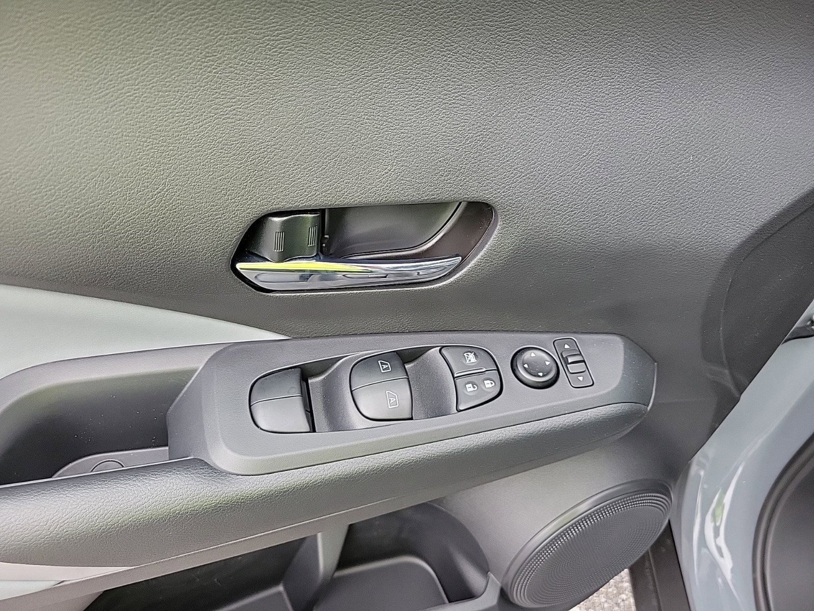 New 2024 Nissan Kicks SR w/ SR Premium Package image 15