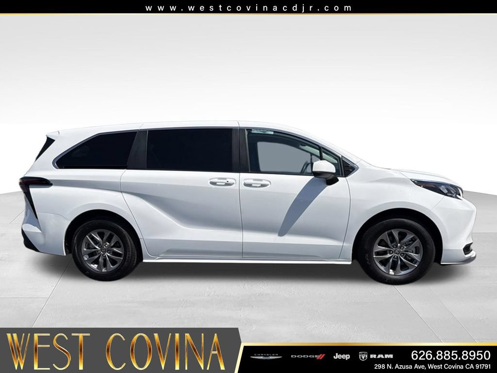 Used 2025 Toyota Sienna LE FWD image 12