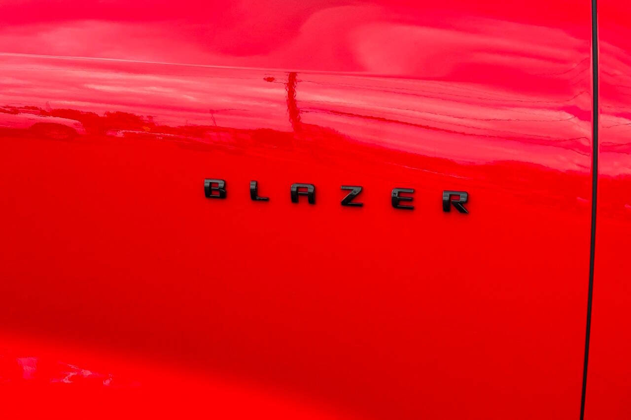 Used 2021 Chevrolet Blazer LT w/ LPO, Black Accent Package FWD image 11