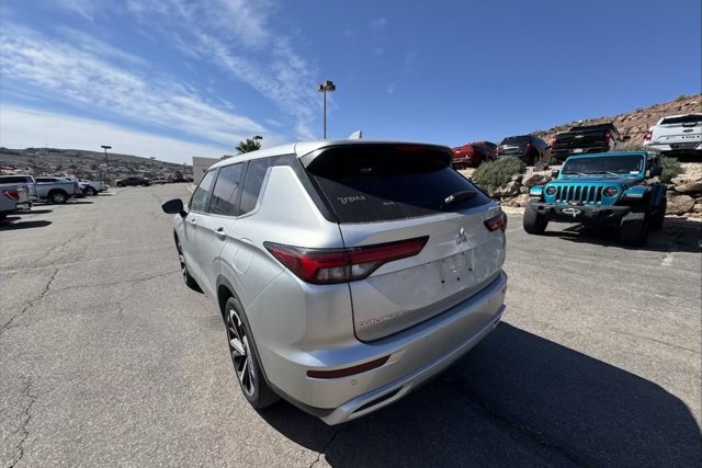Used 2024 Mitsubishi Outlander 4WD Plug-In Hybrid image 3