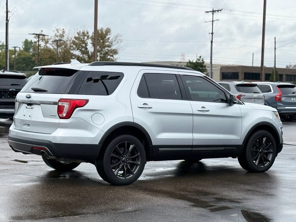 Used 2017 Ford Explorer XLT w/ Equipment Group 202A AWD/4WD image 30