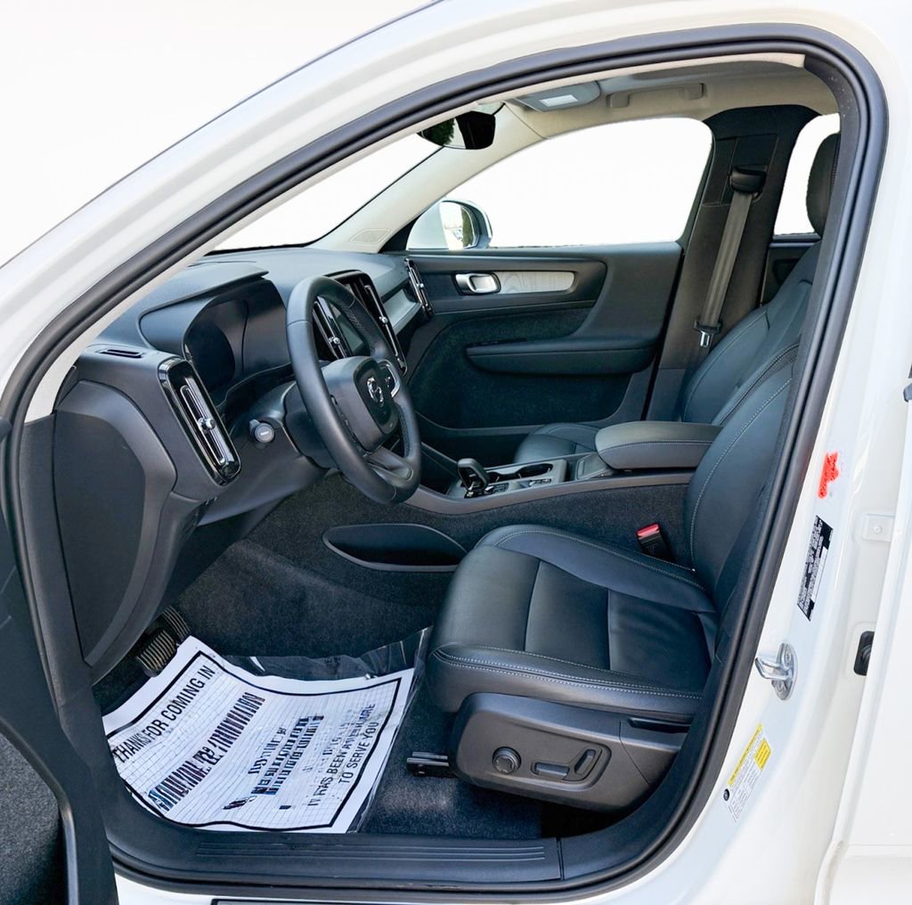 Used 2025 Volvo XC40 B5 Core image 12