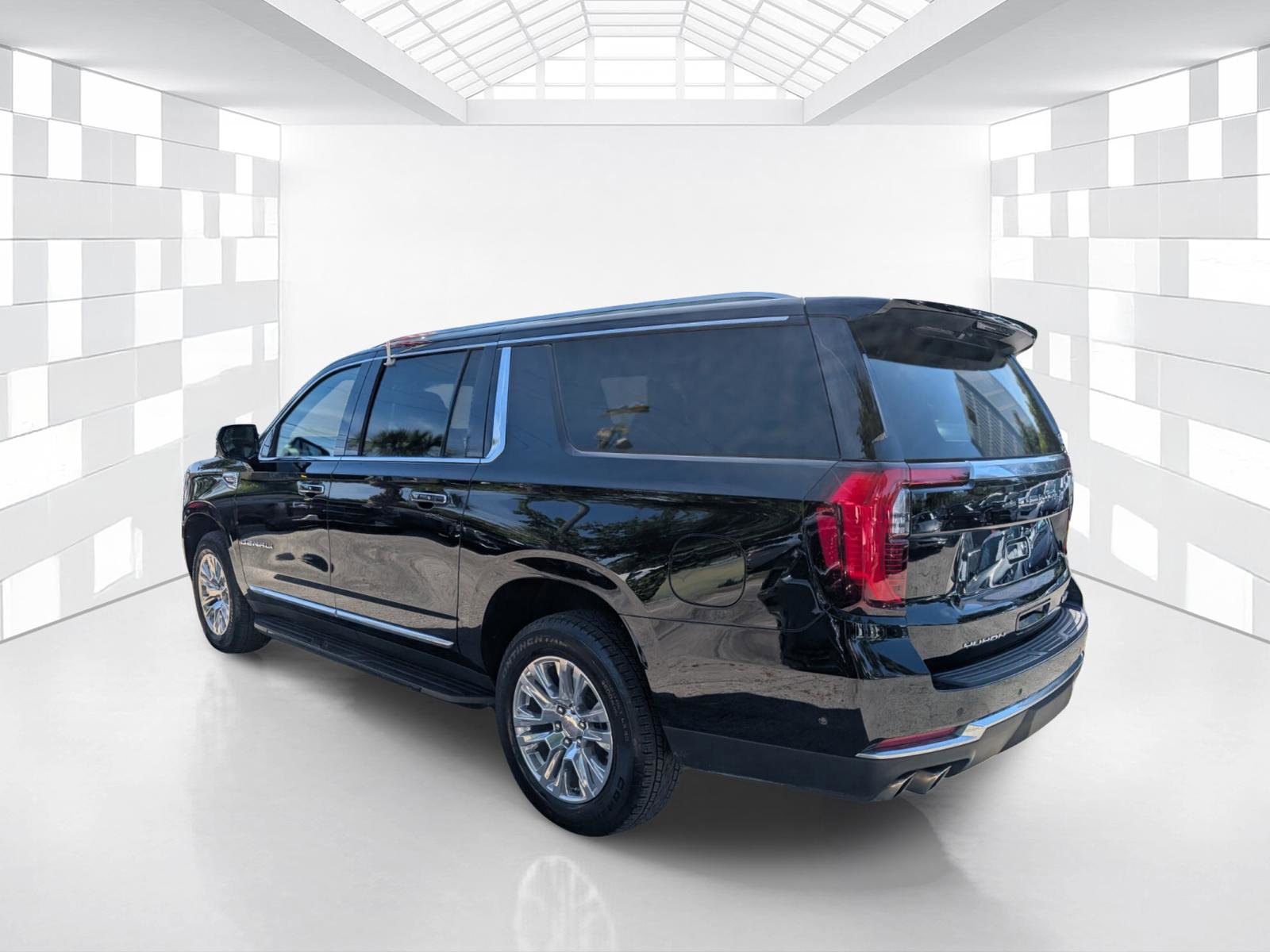 Used 2025 GMC Yukon XL Denali RWD image 5
