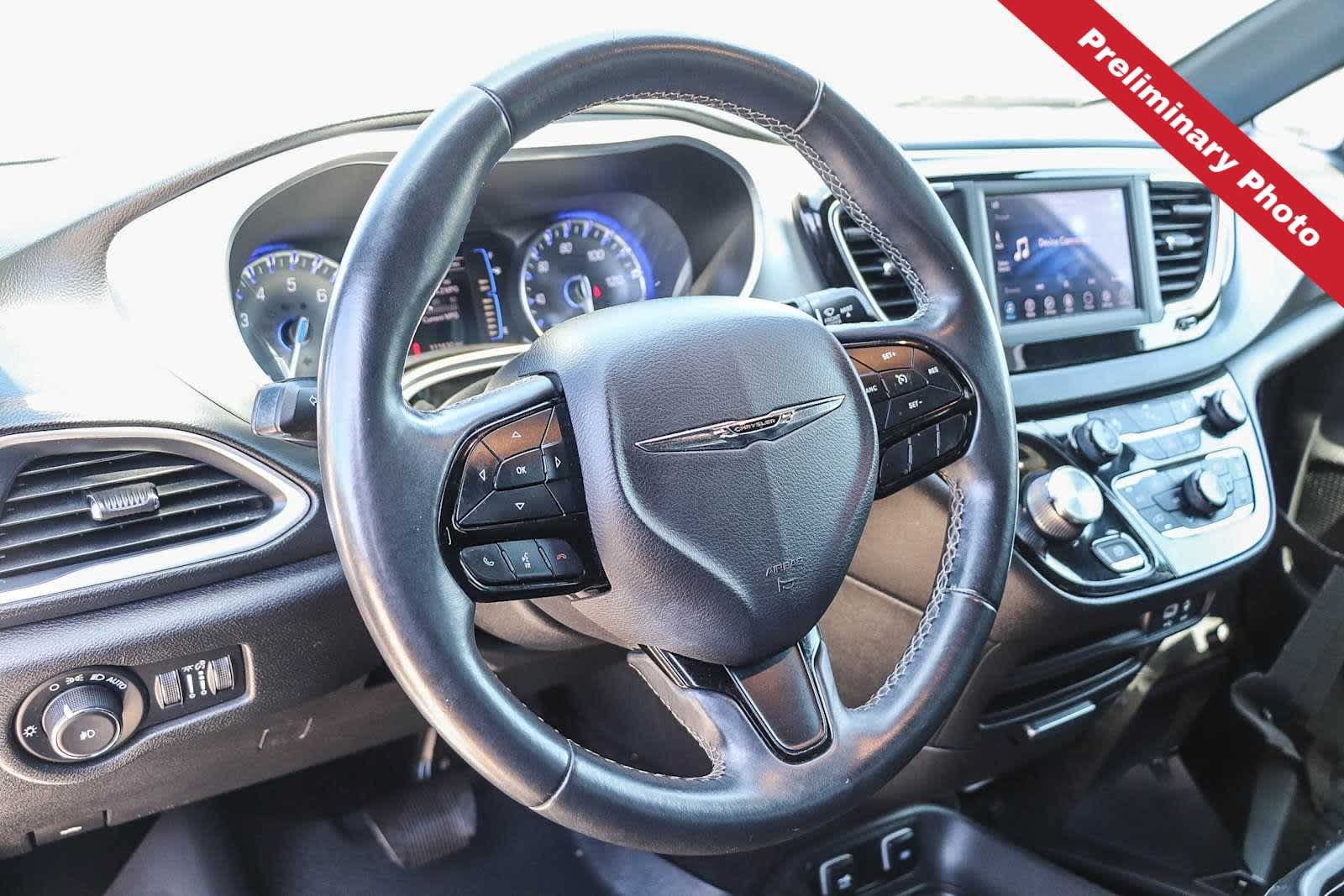 Used 2018 Chrysler Pacifica Touring Plus w/ S Appearance Package FWD image 17