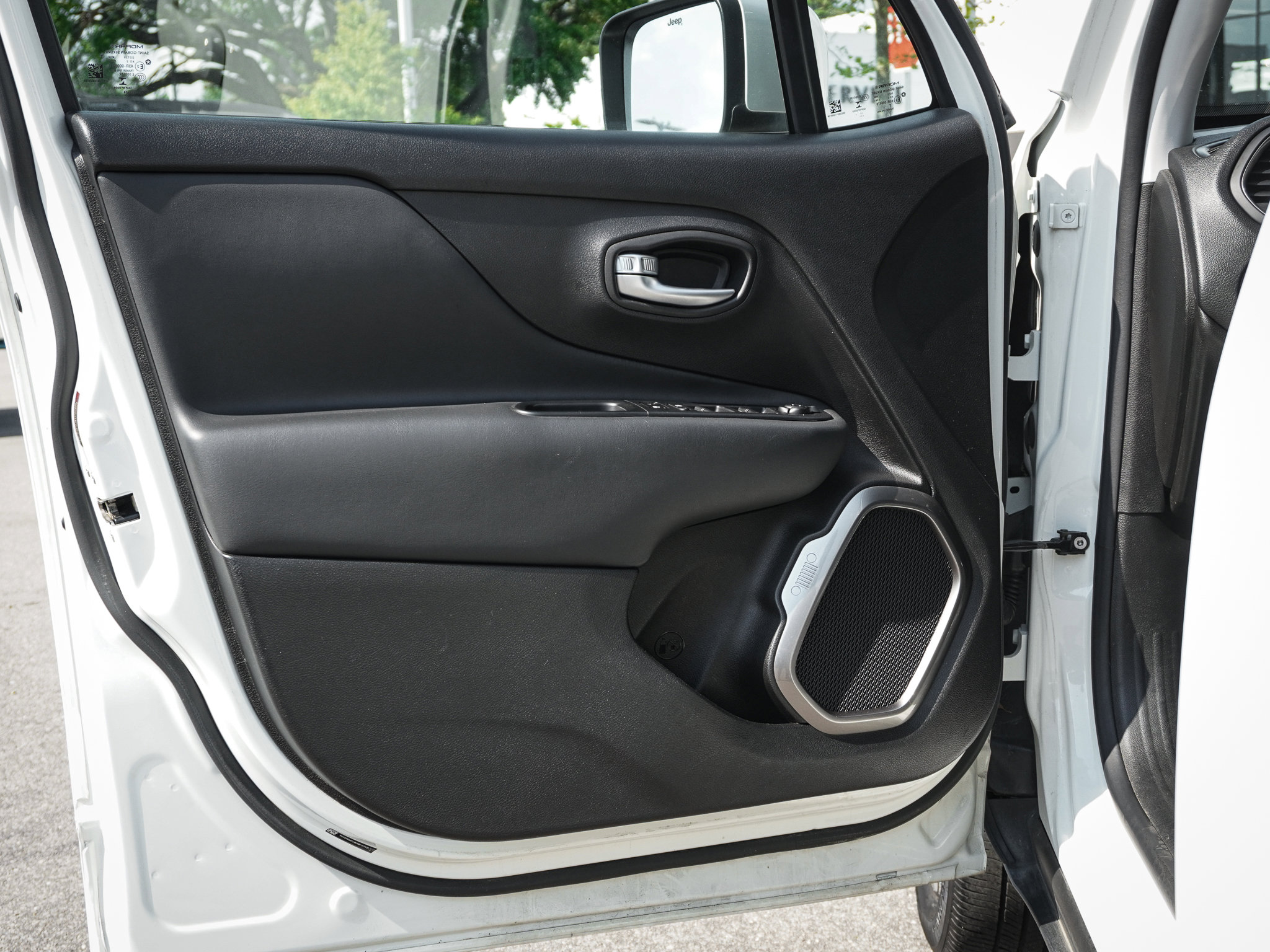 Used 2018 Jeep Renegade Limited w/ UConnect 8.4 Nav Group AWD/4WD image 14