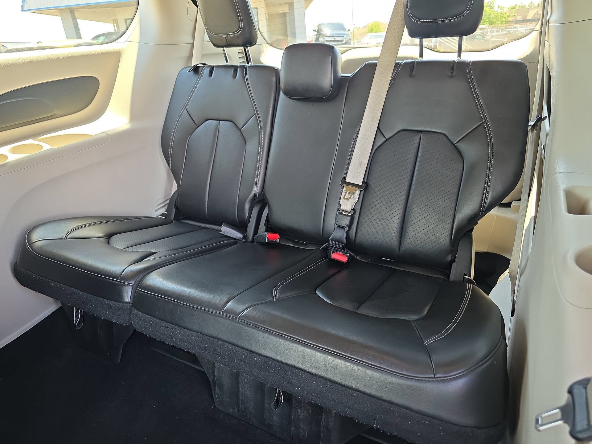 Used 2023 Chrysler Pacifica Touring-L FWD image 12