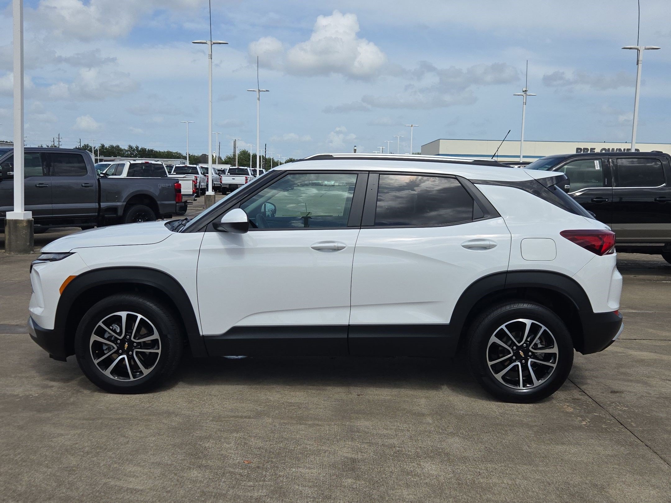 Used 2025 Chevrolet TrailBlazer LT AWD/4WD image 9
