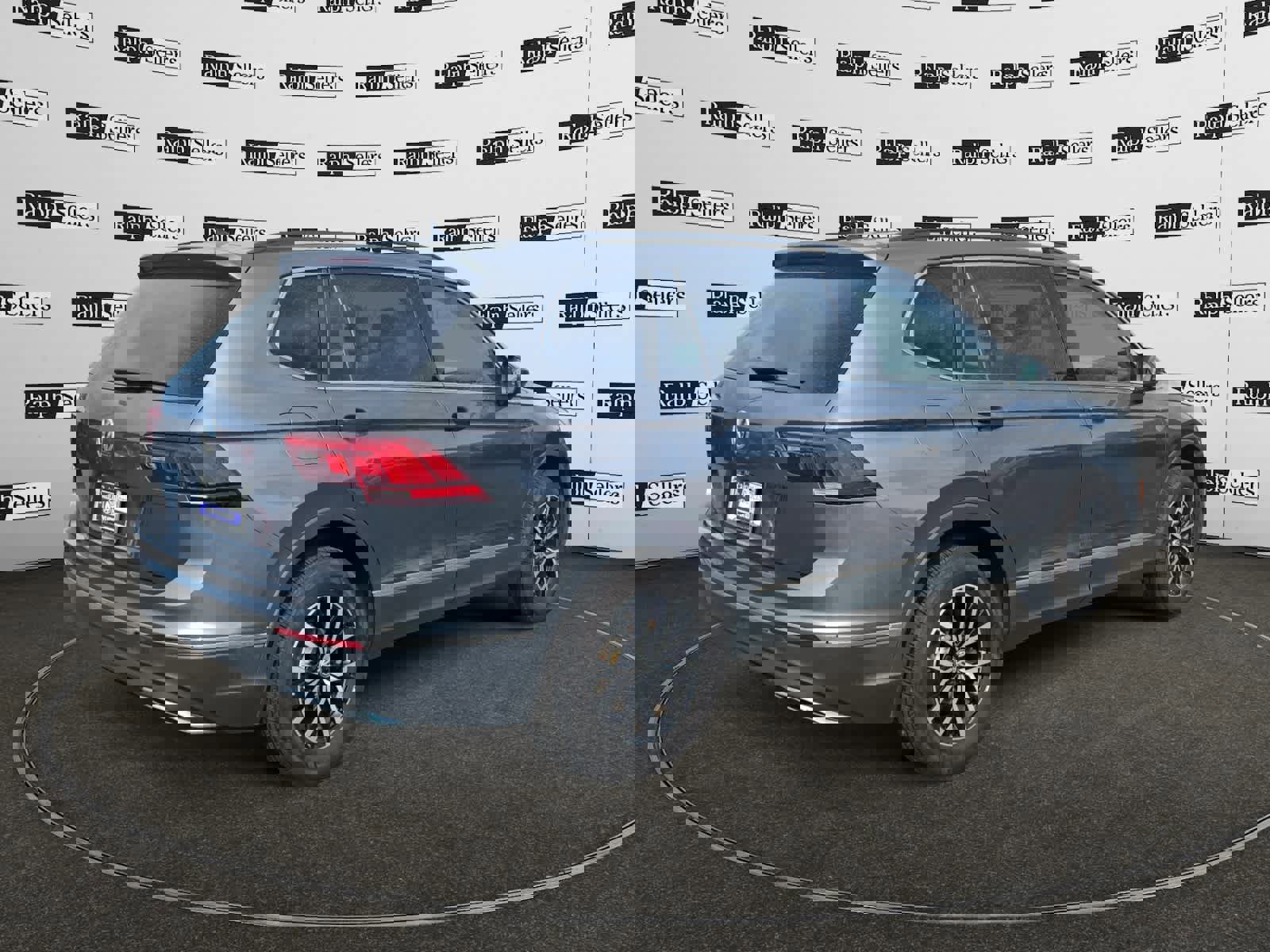 Used 2021 Volkswagen Tiguan SE w/ Panoramic Sunroof Package image 6