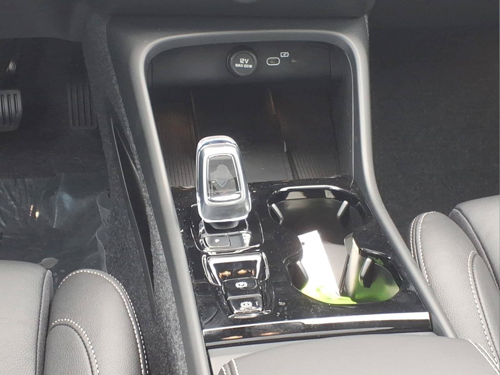 New 2026 Volvo XC40 B5 Plus w/ Climate Package AWD/4WD image 14