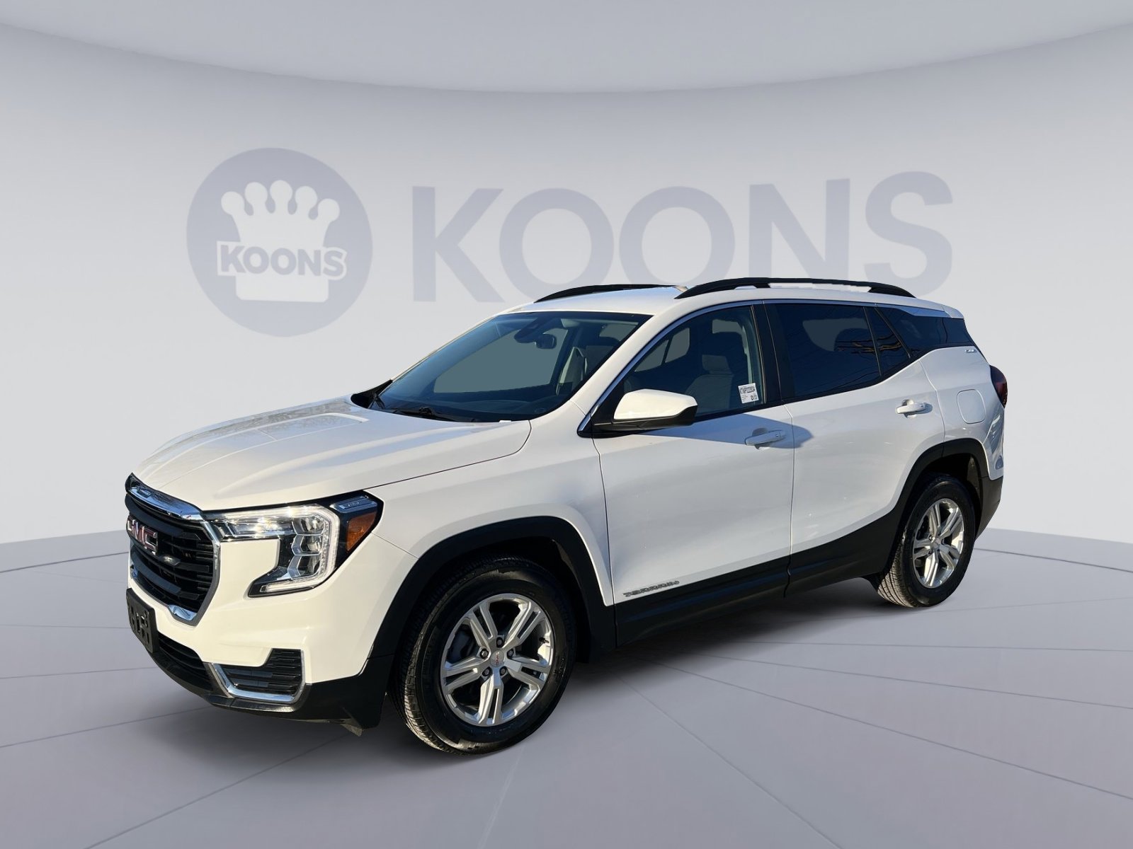 Used 2022 GMC Terrain SLE w/ Driver Convenience Package image 1