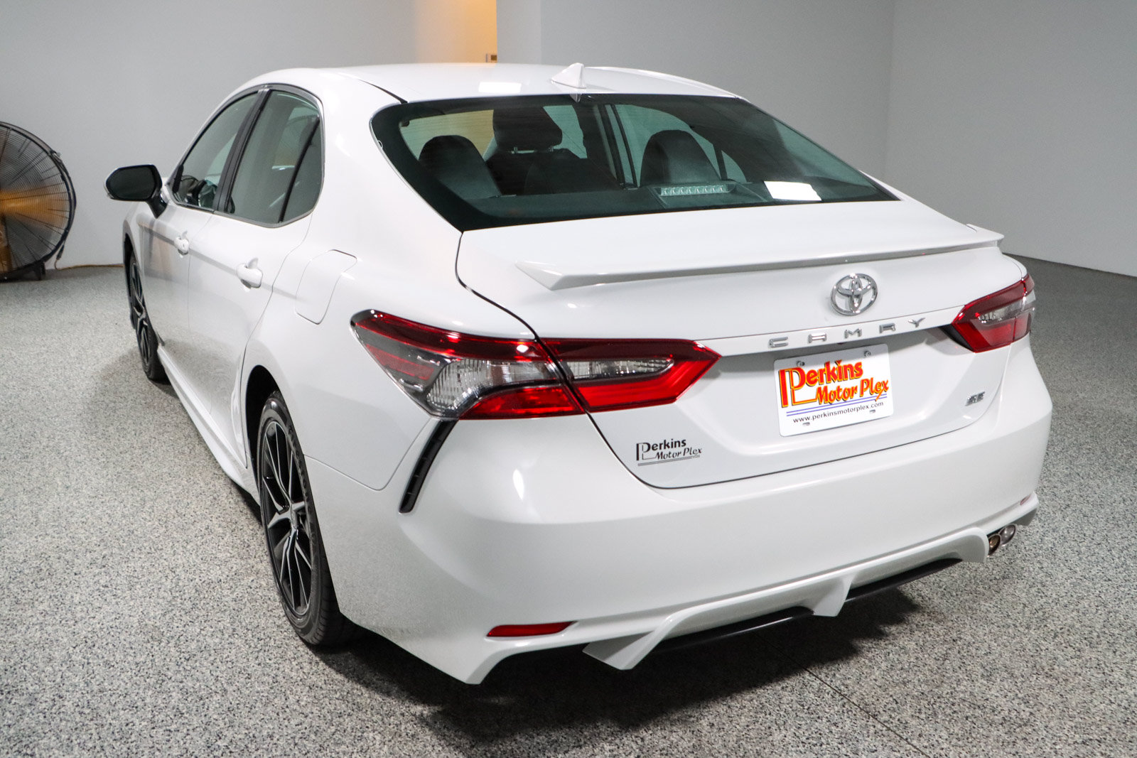 Used 2024 Toyota Camry SE FWD image 9