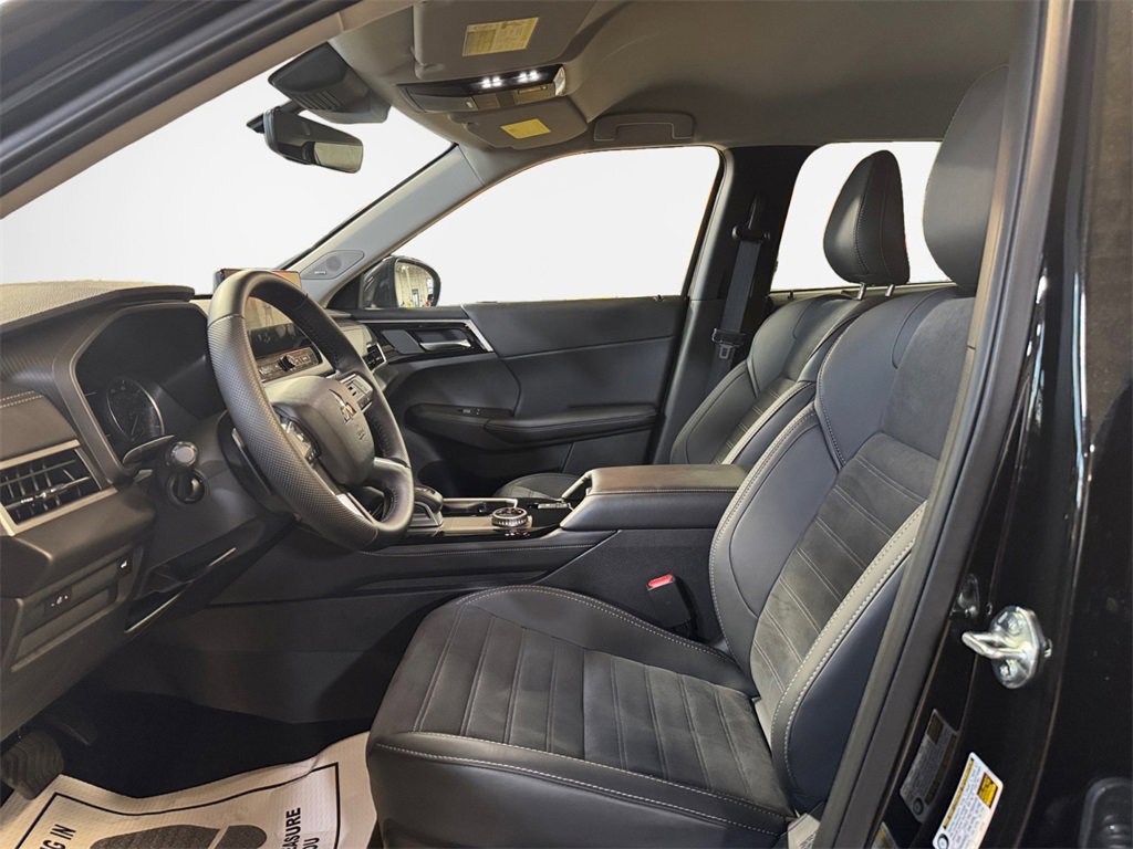 Used 2025 Mitsubishi Outlander SE image 12