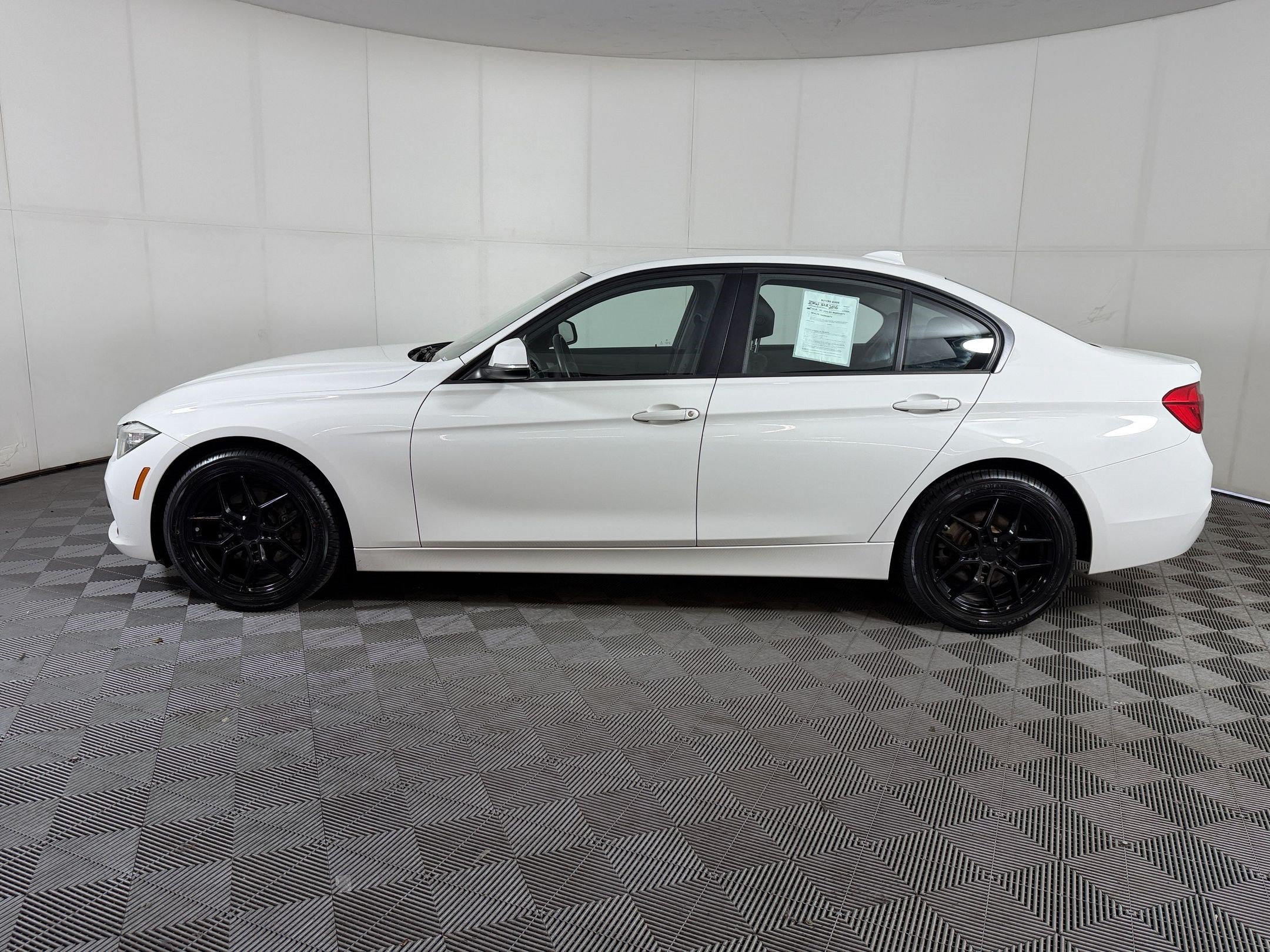 Used 2016 BMW 320i xDrive Sedan AWD/4WD image 2