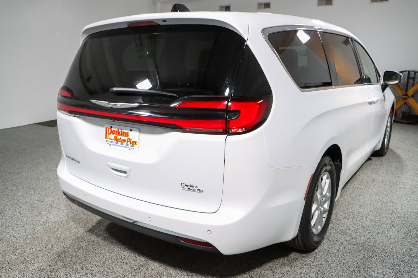 Used 2023 Chrysler Pacifica Touring-L FWD image 7