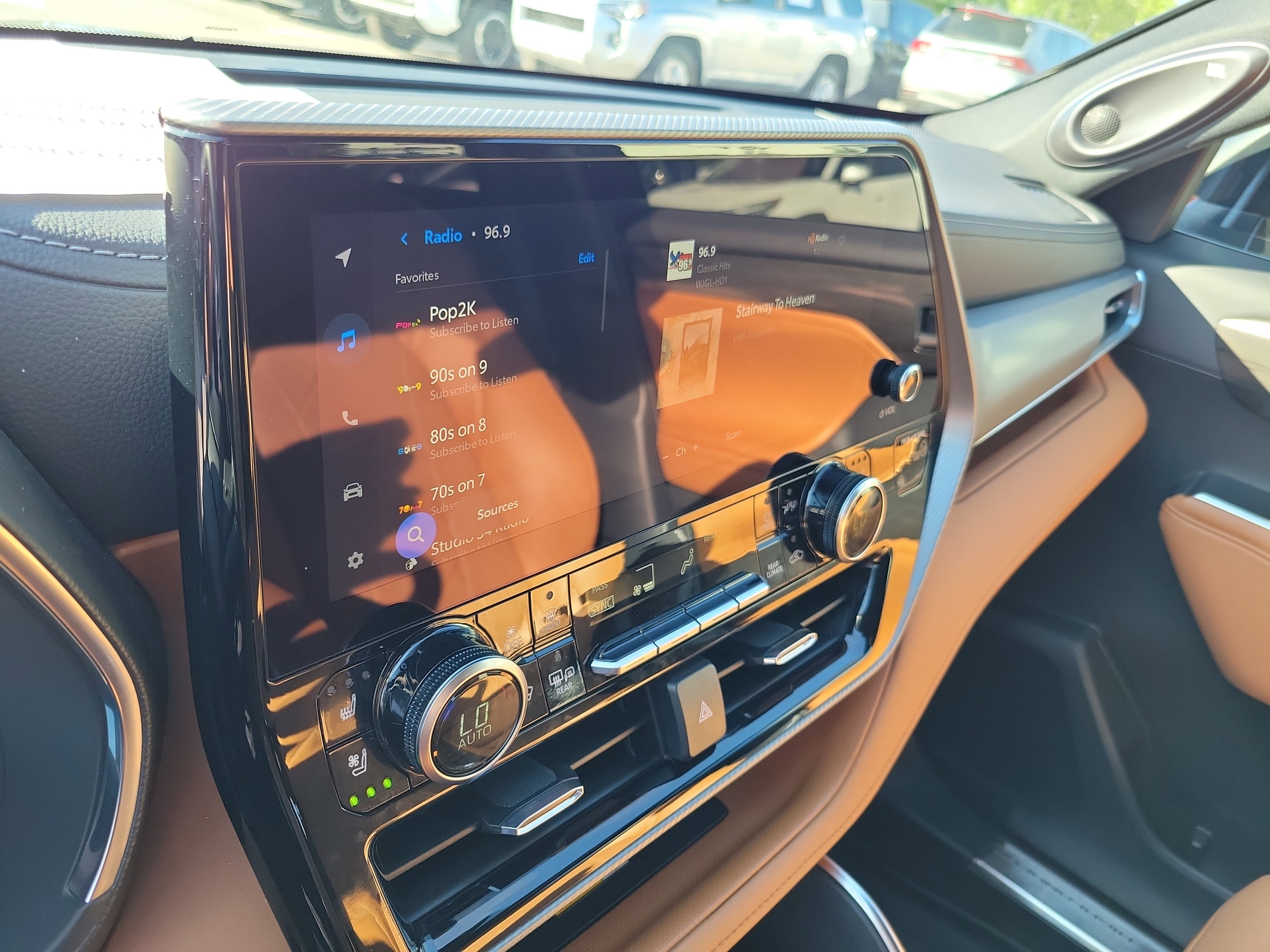 Certified 2025 Toyota Highlander Platinum image 32